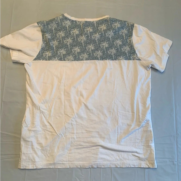 Grafton  Mens short sleeve T-shirt size LG BLUE AND WHITE palm tree patterned - Picture 6 of 10
